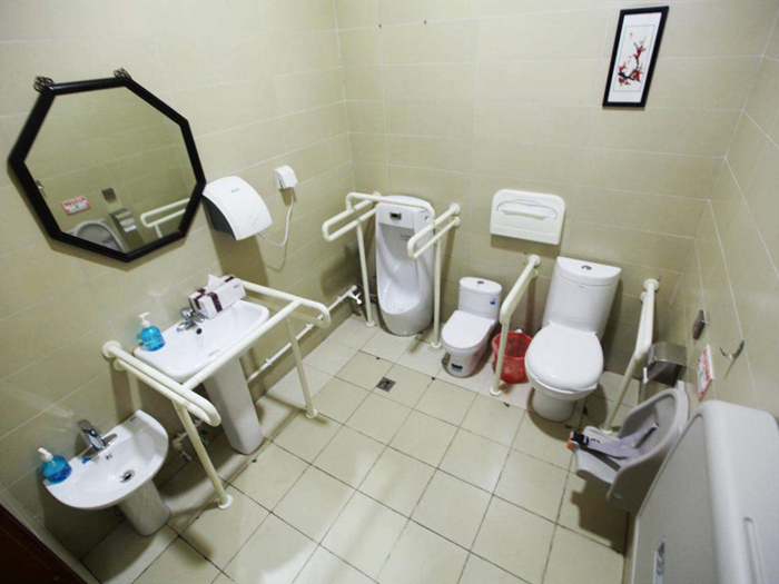 衛(wèi)生間扶手等設(shè)施應(yīng)該怎樣設(shè)置在無障礙衛(wèi)生間里呢？