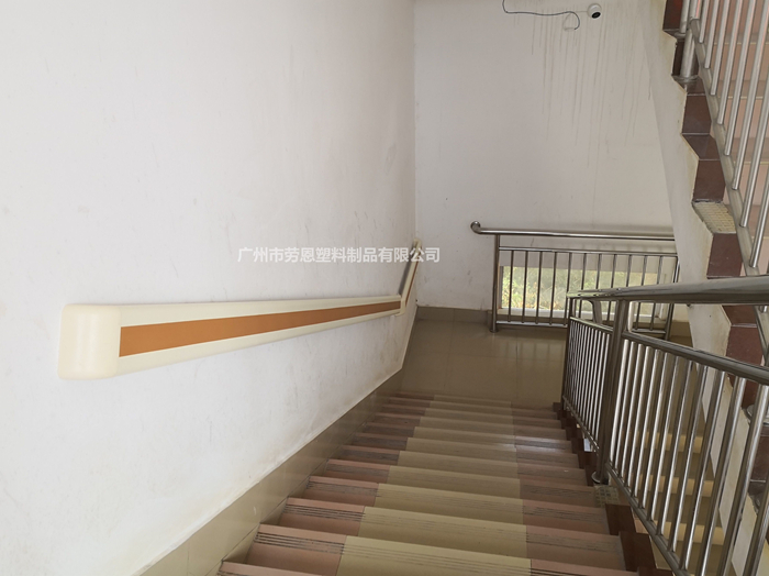 樓梯安全通道的墻面扶手兩邊都要裝嗎？