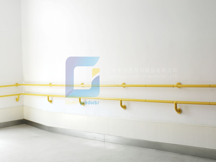 北京市社區(qū)改造鋪設(shè)無(wú)障礙坡道，安裝無(wú)障礙扶手