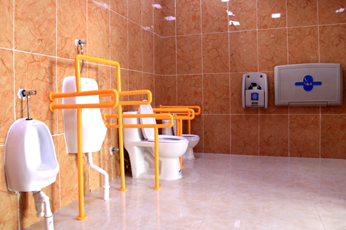 城鄉(xiāng)廁所改造升級，加裝衛(wèi)生間扶手等無障礙設施進行中