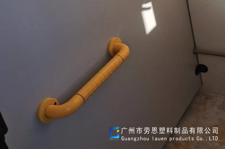 【佛山南?！可鐓^(qū)加裝無(wú)障礙扶手，給老人觸手可及的安全